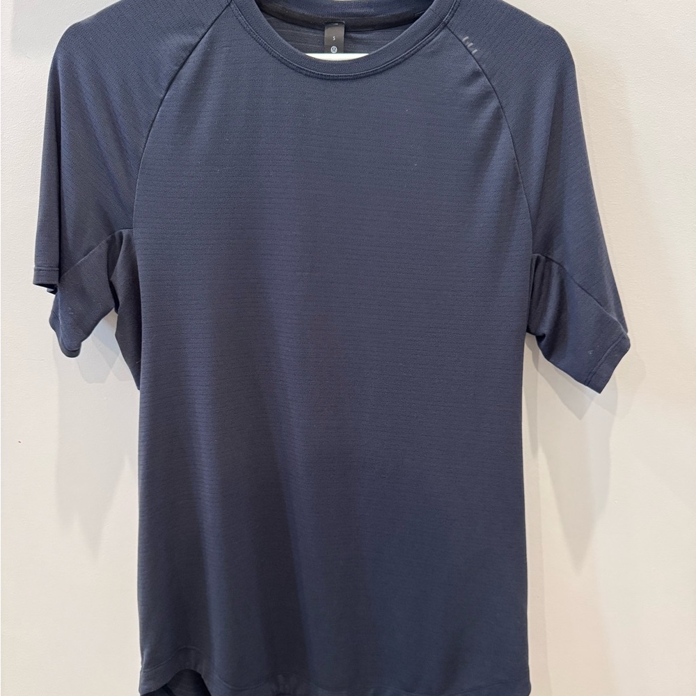 Men’s lululemon shirt size small